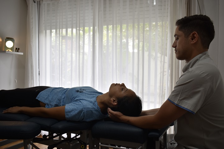 Sesión de osteopatía cervical manual